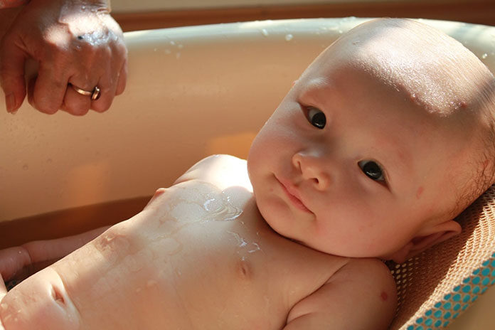 Bezpieczna i przyjemna kąpiel – jak wybrać wanienkę dla dziecka