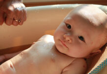 Bezpieczna i przyjemna kąpiel – jak wybrać wanienkę dla dziecka