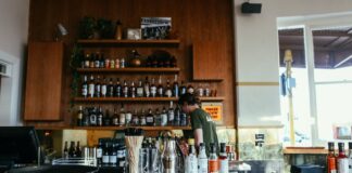 Czy alkohol wyparuje podczas pieczenia ciasta?