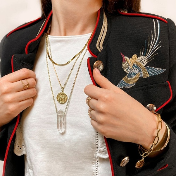 Uniwersalne naszyjniki z kamieniami