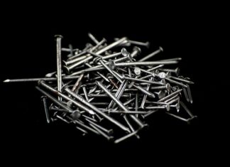 Jak szybko usunąć gwoździe z palet?