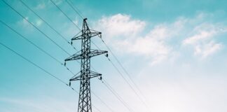 Jak prowadzić przewody elektryczne po drewnie?