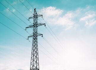 Jak prowadzić przewody elektryczne po drewnie? Jak prowadzić przewody elektryczne po drewnie?