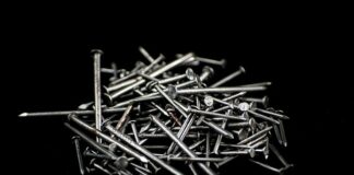 Czym najlepiej wyciągać gwoździe z desek?