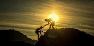 Kim jest towarzysz Galadrieli?