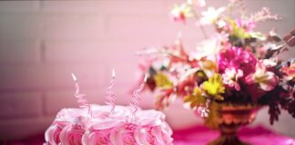 Jak się kroi tort piętrowy?