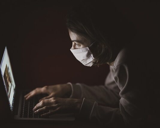 Jaka odległość kominka kozy od ściany?