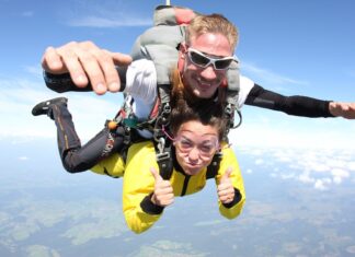 skoki ze spadochronem